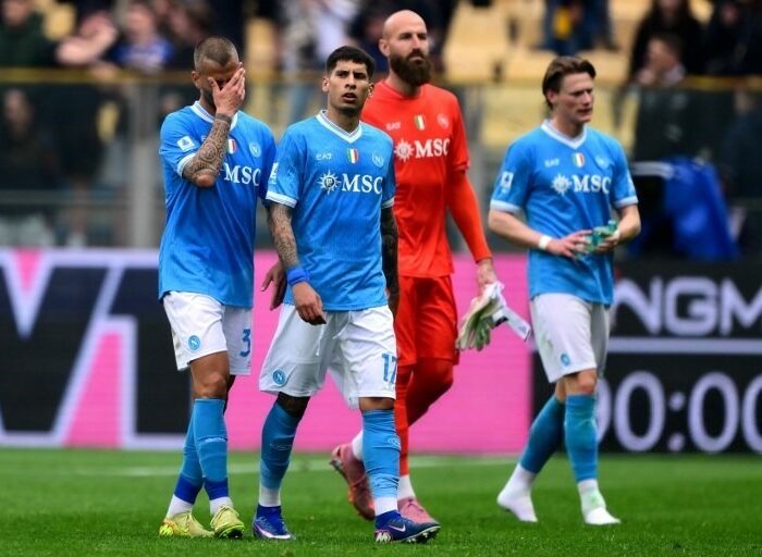Jogadores do Napoli lamentam o resultado frustrante contra o Parma, fora de casa. Foto: Marco Bertorello/AFP.