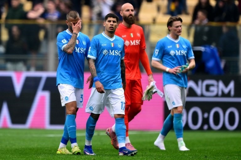 Jogadores do Napoli lamentam o resultado frustrante contra o Parma, fora de casa. Foto: Marco Bertorello/AFP.