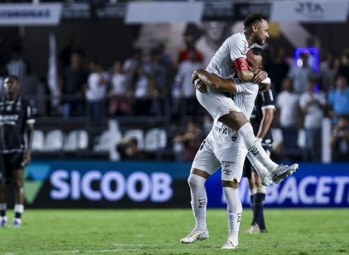 Neymar abraça Moisés. Foto: Ricardo Moreira/Getty Images via AFP.