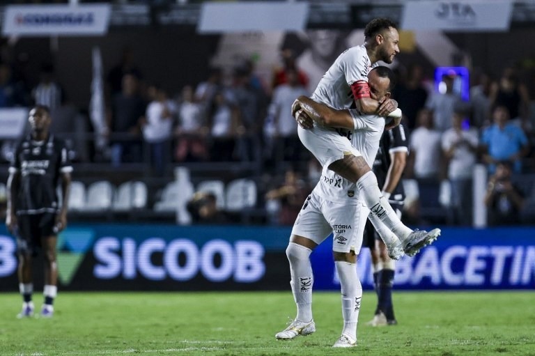 Neymar abraça Moisés. Foto: Ricardo Moreira/Getty Images via AFP.