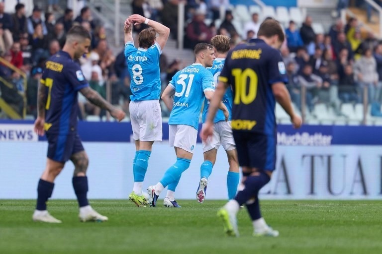 McTominay comemora o gol marcado e pede o apoio da torcida do Napoli no Ennio Tardini. Foto: Emmanuele Ciancaglini/Getty Images Europe/Getty Images via AFP.
