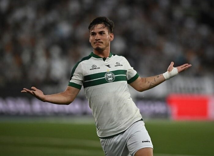Lavega comemora o gol de empate do Coritiba no Nilton Santos. Foto: Jayson Braga/Brazil Photo Press/Brazil Photo Press via AFP.
