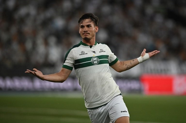 Lavega comemora o gol de empate do Coritiba no Nilton Santos. Foto: Jayson Braga/Brazil Photo Press/Brazil Photo Press via AFP.