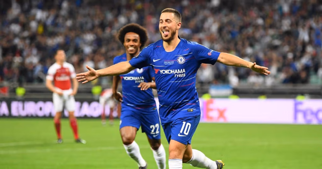 Hazard e Willian comemoram o gol do time azul de Londres. Foto: Reprodução/The Mirror.