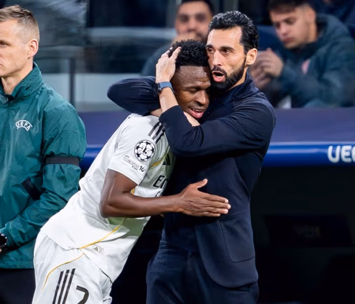 Arbeloa e Vini Jr se abraçam. Foto: Divulgação/Getty Images