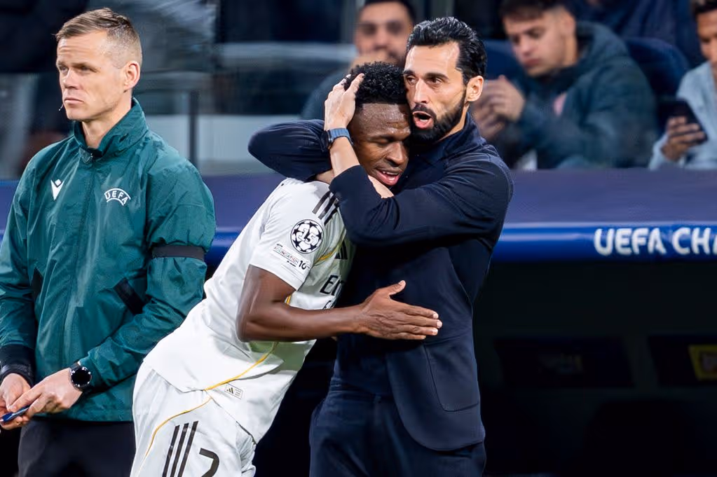 Arbeloa e Vini Jr se abraçam. Foto: Divulgação/Getty Images