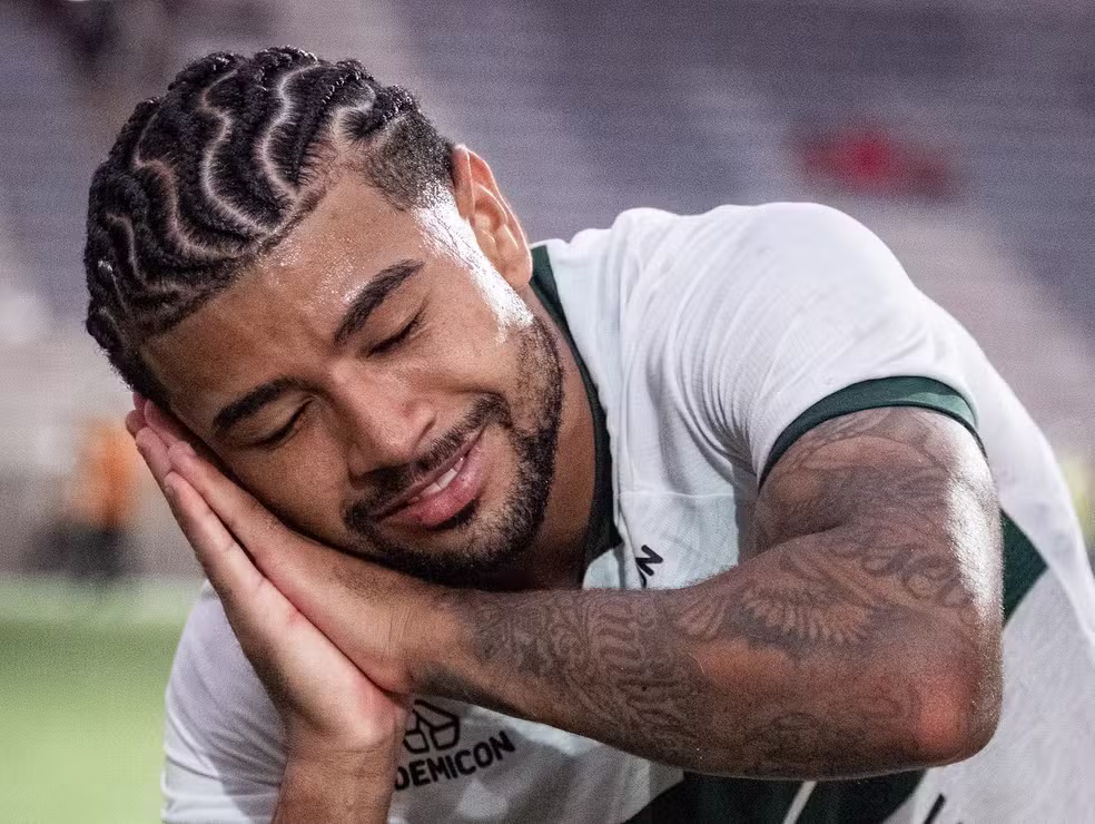 Contra o Vasco, pela 9ª rodada do Brasileirão 2026, Lucas Ronier completou 100 jogos com a camisa do Coritiba. Foto: JP Pacheco/Coritiba.
