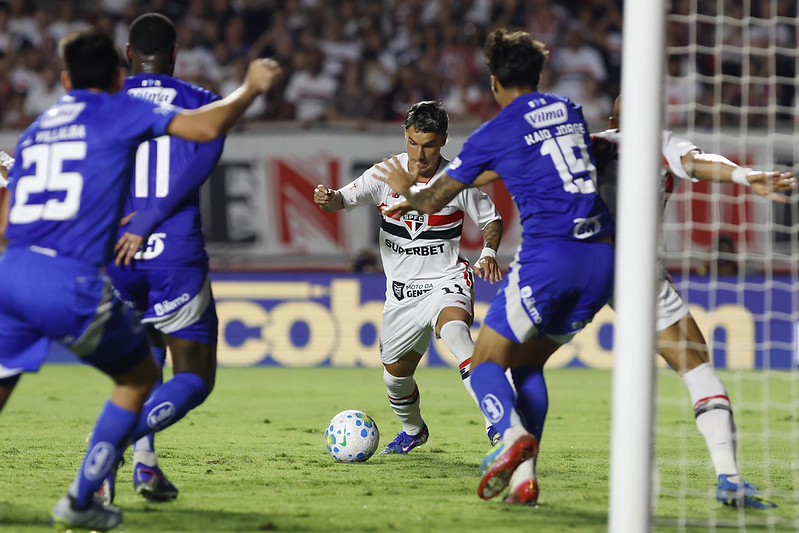 São Paulo vence Cruzeiro com show de Ferreirinha