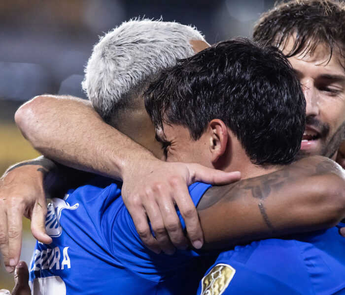 Matheus Pereira, Fagner e Lucas Silva comemoram o gol do Cruzeiro. Foto: Gustavo Aleixo/Cruzeiro