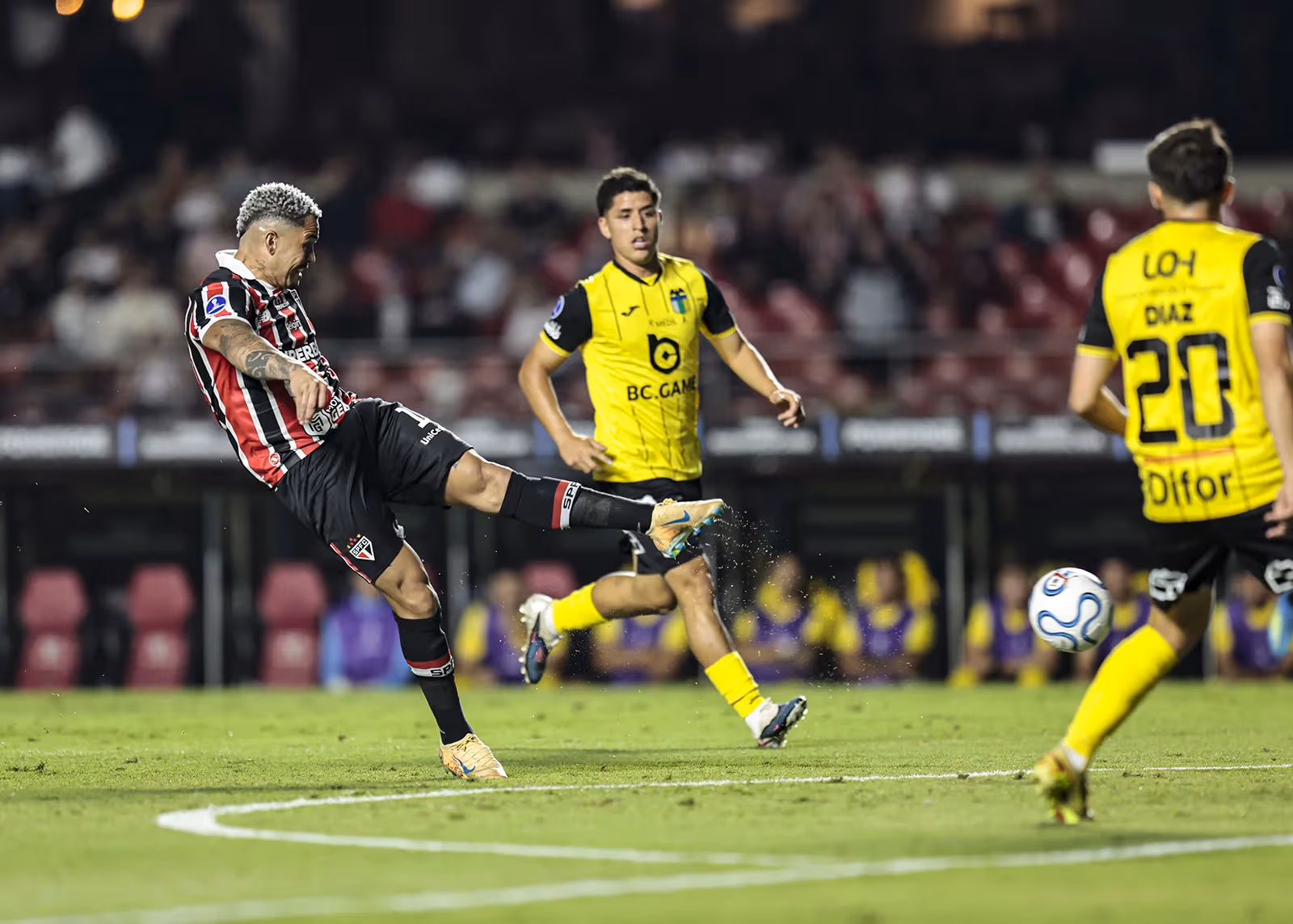 Gol de Luciano (Foto: Rubens Chiri / São Paulo)
