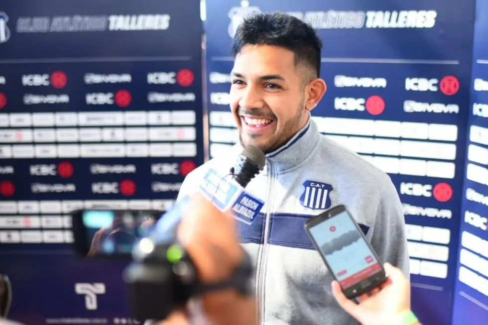 Facundo Medina concede entrevista coletiva. Créditos: Reprodução/Talleres via Instagram