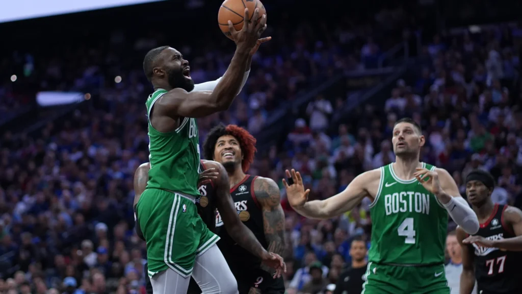 Jaylen Brown foi muito importante na vitória dos Celtics sobre os Sixers no jogo 3 da série de playoffs
