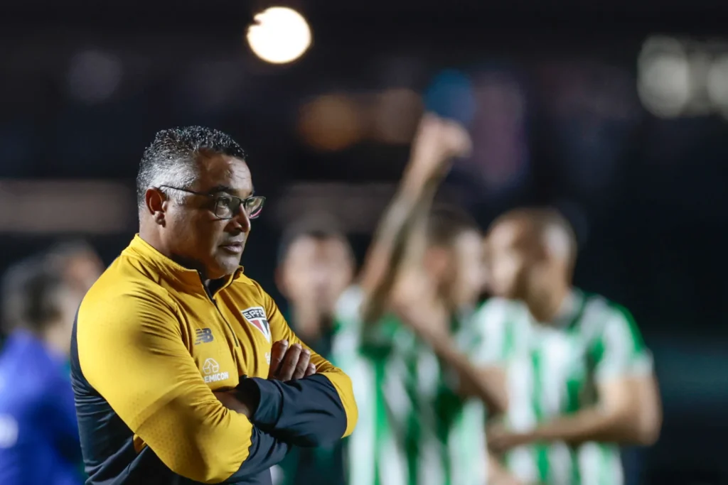 Mesmo vencendo, Roger Machado é vaiado pela torcida do São Paulo