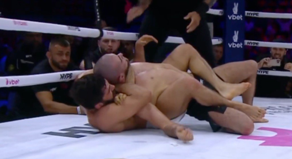 Tsarukyan usou força excessiva em evento de grappling diante de Mokaev
