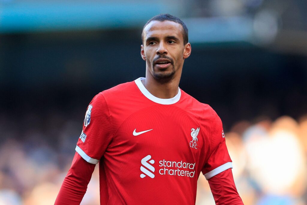 Matip despediu-se dos Reds em 2024, quando anunciou sua aposentadoria dos gramados. Foto: Reprodução/FourFourTwo.com via Alamy
