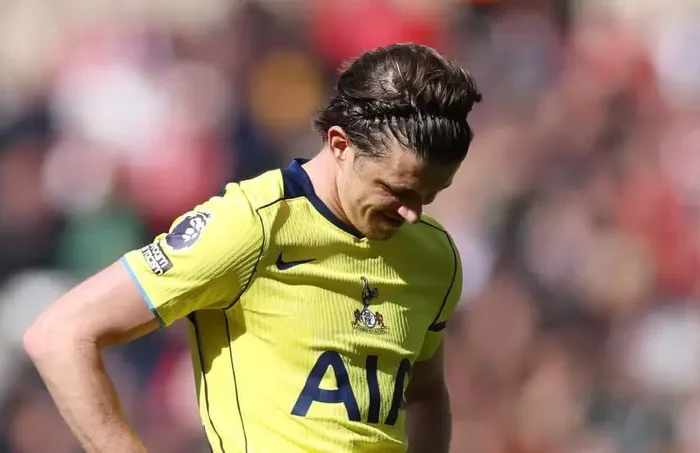 Conor Gallagher cabisbaixo com a derrota do Tottenham. Foto: George Wood/Getty Images.