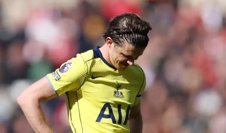Conor Gallagher cabisbaixo com a derrota do Tottenham. Foto: George Wood/Getty Images.