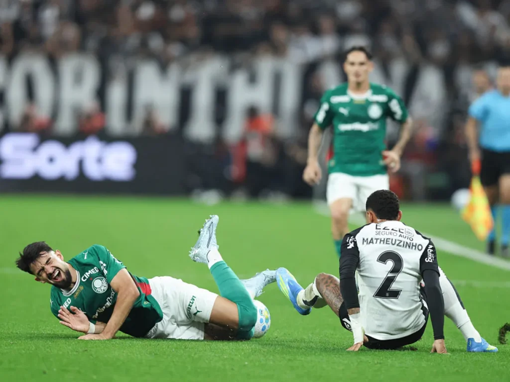 Matheuzinho foi o segundo jogador expulso do Corinthians no jogo