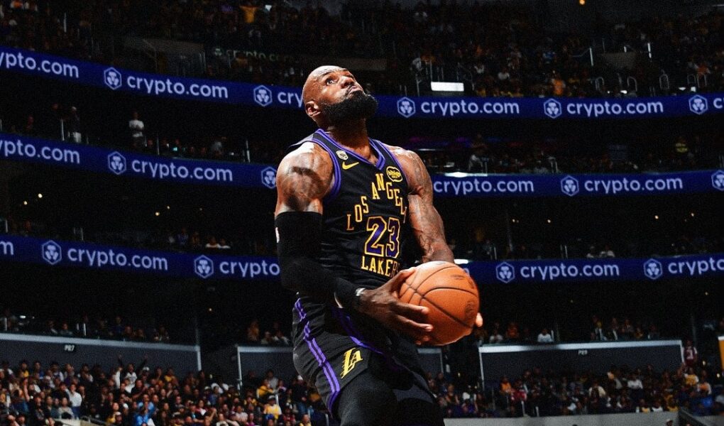 Com show de LeBron James, Lakers abrem 2 a 0 contra os Rockets