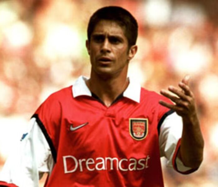 Sylvinho com a camisa do Arsenal. Foto: Divulgação/Arsenal FC