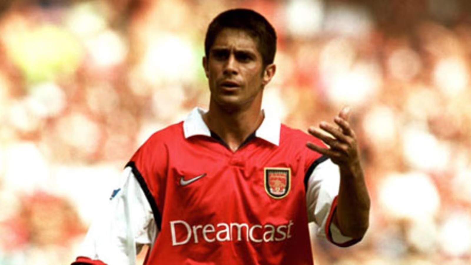 Sylvinho com a camisa do Arsenal. Foto: Divulgação/Arsenal FC