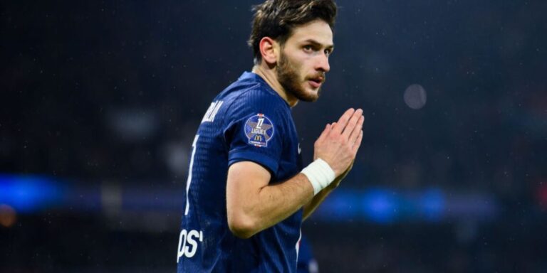Kvaratskhelia tenta recuperar os holofotes no PSG após ficar fora da Copa