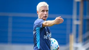 Grêmio contraria lógica do futebol brasileiro e banca técnico enquanto ‘limpa’ o elenco