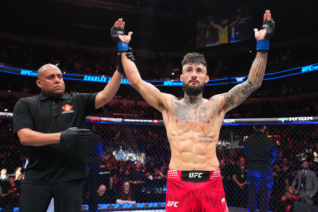 Charles Jourdain vence guerra contra Kyler Phillips e dá mais um passo para os grandes combates 
