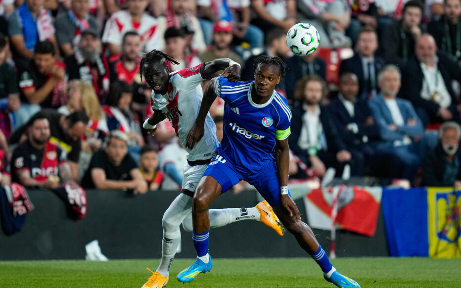 Pathé Ciss, zagueiro do Rayo Vallecano, disputa jogada com Emanuel Emegha, do Strasbourg. Foto: Divulgação/Icon Sport.