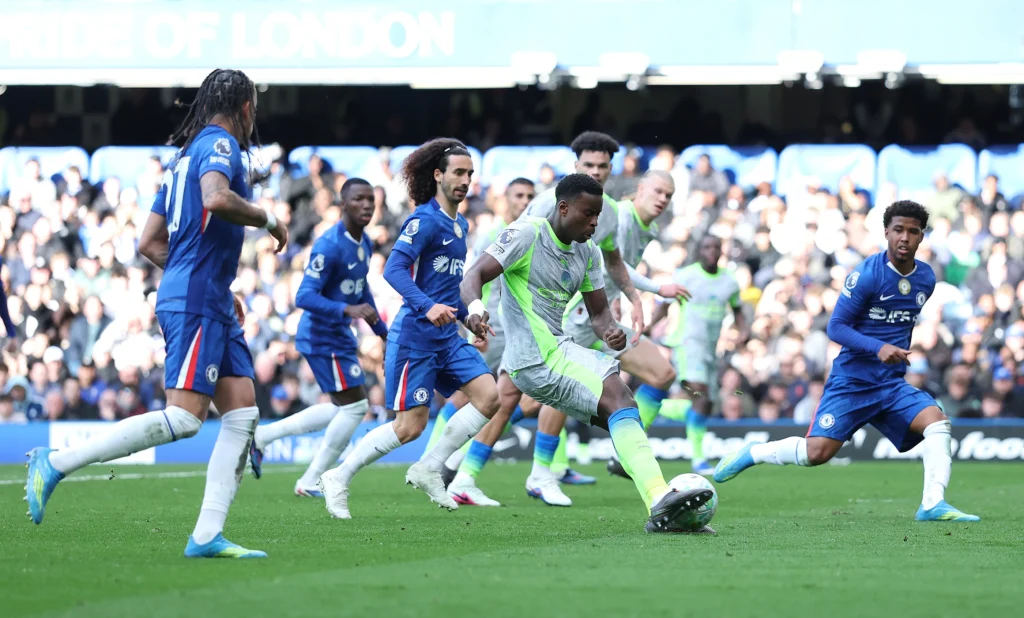 Guéhi marcou o segundo gol na vitória do Manchester City sobre o Chelsea por 3 a 0