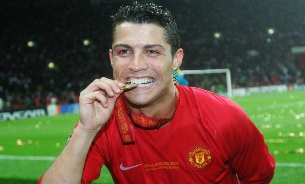 Cristiano Ronaldo com a medalha da conquista da Champions League 2007/2008. Foto: Reprodução/UEFA Site.