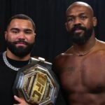 Gable Steveson ao lado de Jon Jones
