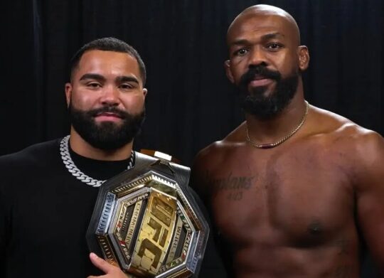 Gable Steveson ao lado de Jon Jones