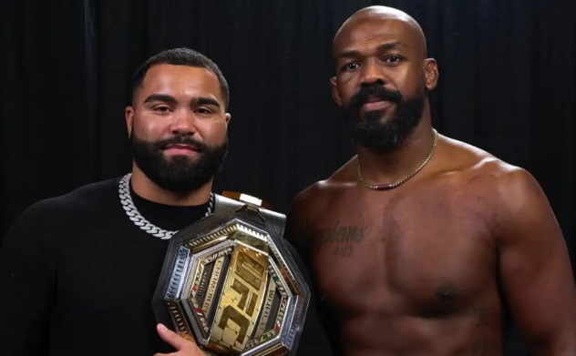 Gable Steveson ao lado de Jon Jones