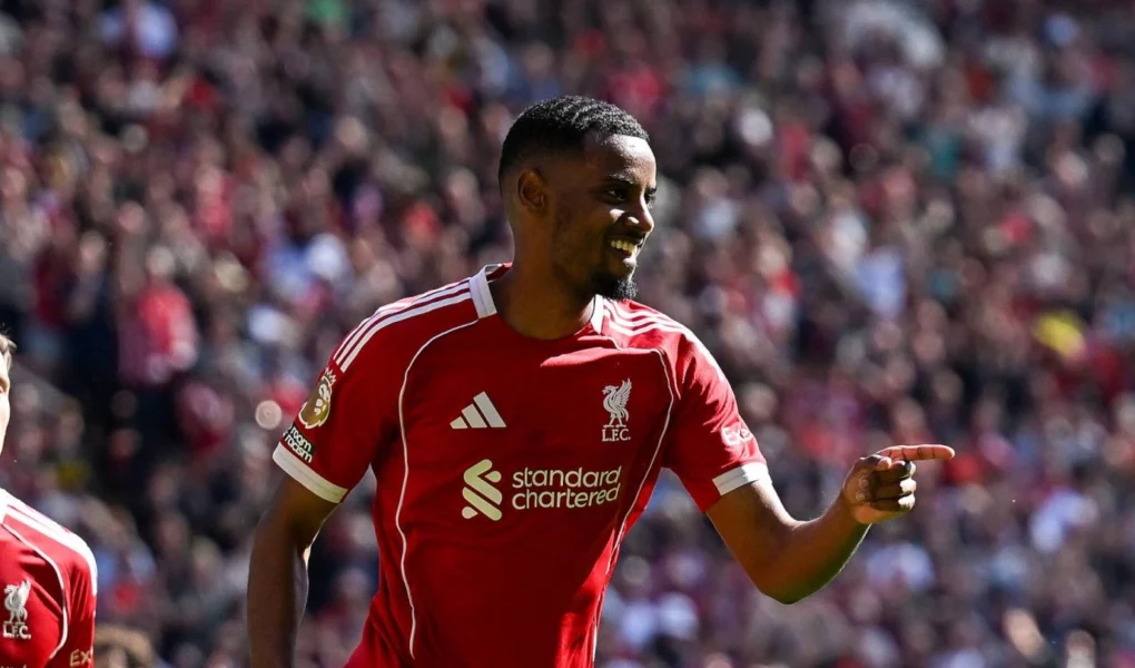 Isak abre o sorriso depois de marcar. Foto: Divulgação/Liverpool FC