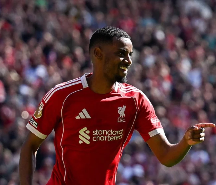 Isak abre o sorriso depois de marcar. Foto: Divulgação/Liverpool FC