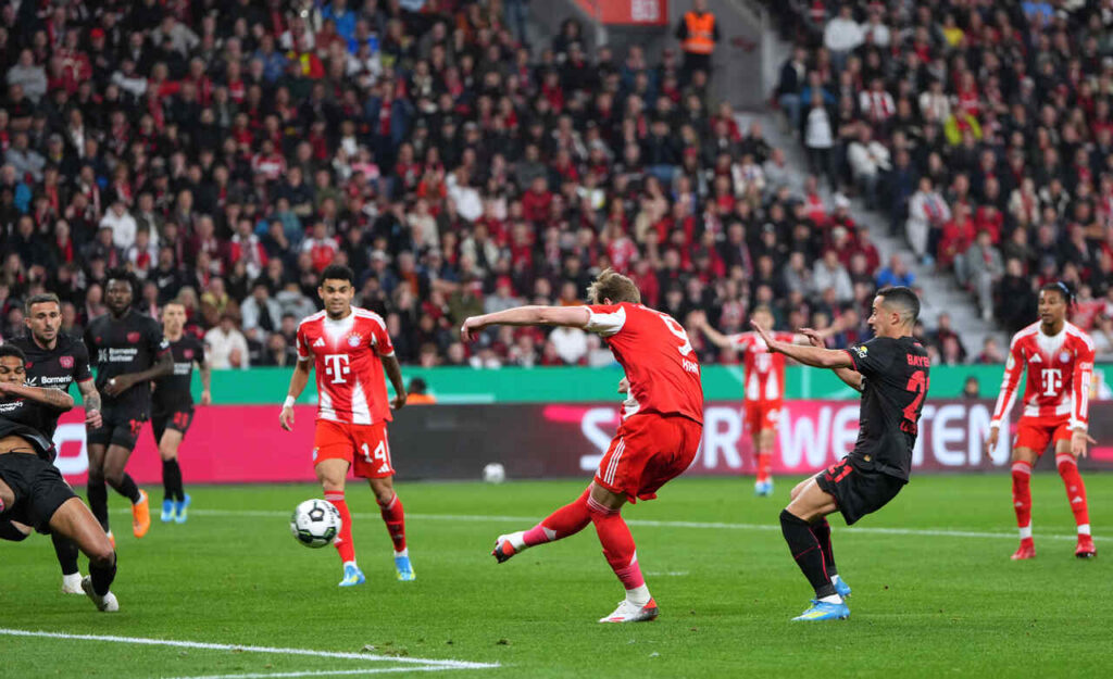 Harry Kane abriu o placar na vitória do Bayern sobre o Leverkusen, por 2 a 0, pela semifinal da Copa da Alemanha
