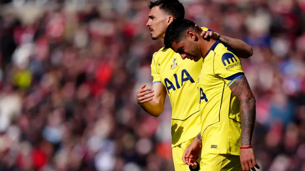 Romero é consolado e deixou o campo com apenas 20 minutos de partida. Foto: Divulgação/Getty Images.