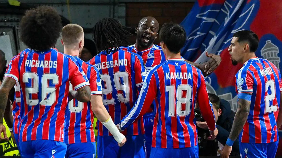 Mateta comemora com os companheiros de Crystal Palace, em jogo válido pela Conference League. Foto: Divulgação/DeFodi Images via Getty Images