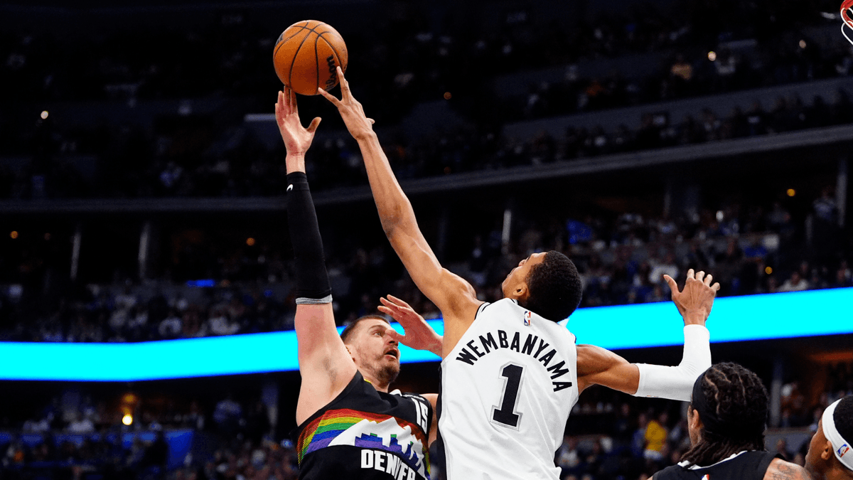 Nikola Jokic e Victor Wembanyama (Foto: Ron Chenoy-Imagn Images)