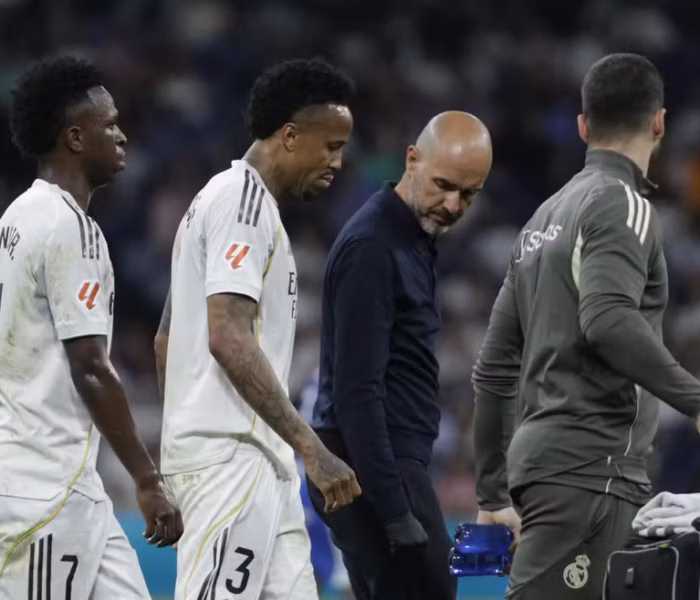 Éder Militão é amparado pelos médicos do Real Madrid. Foto: Reprodução/Efe.