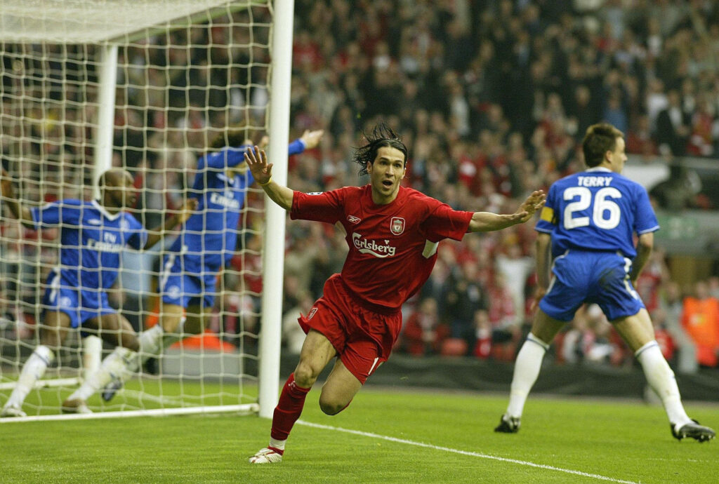 Luis García comemora o gol do Liverpool. Detalhe para as reclamações imediatas do jogadores do Chelsea ao fundo. Foto: Reprodução/FourFourTwo.