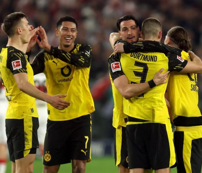 Jogadores do Borussia Dortmund comemoram vitória importante diante do Stuttgart. Foto: Alexander Hassenstein/Getty Images.