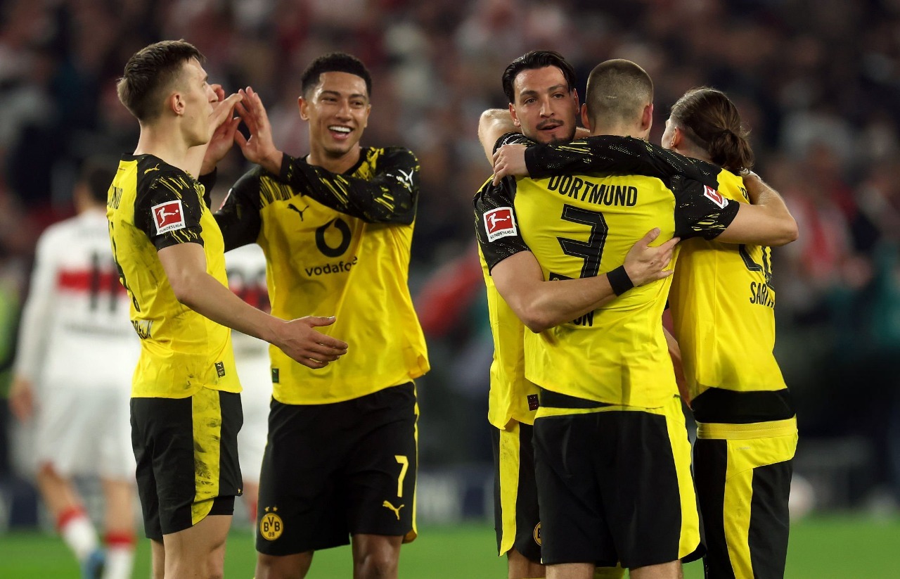 Jogadores do Borussia Dortmund comemoram vitória importante diante do Stuttgart. Foto: Alexander Hassenstein/Getty Images.