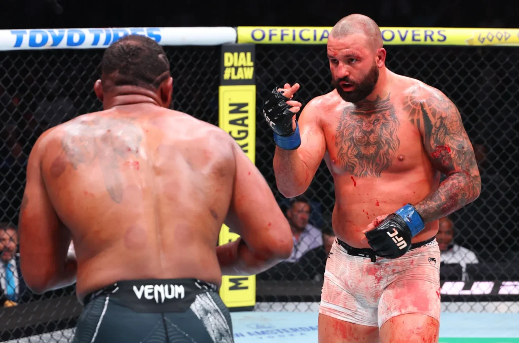 Josh Hokit e Curtis Blaydes fizeram uma das lutas mais insanas da história do UFC, com vitória de Hokit 