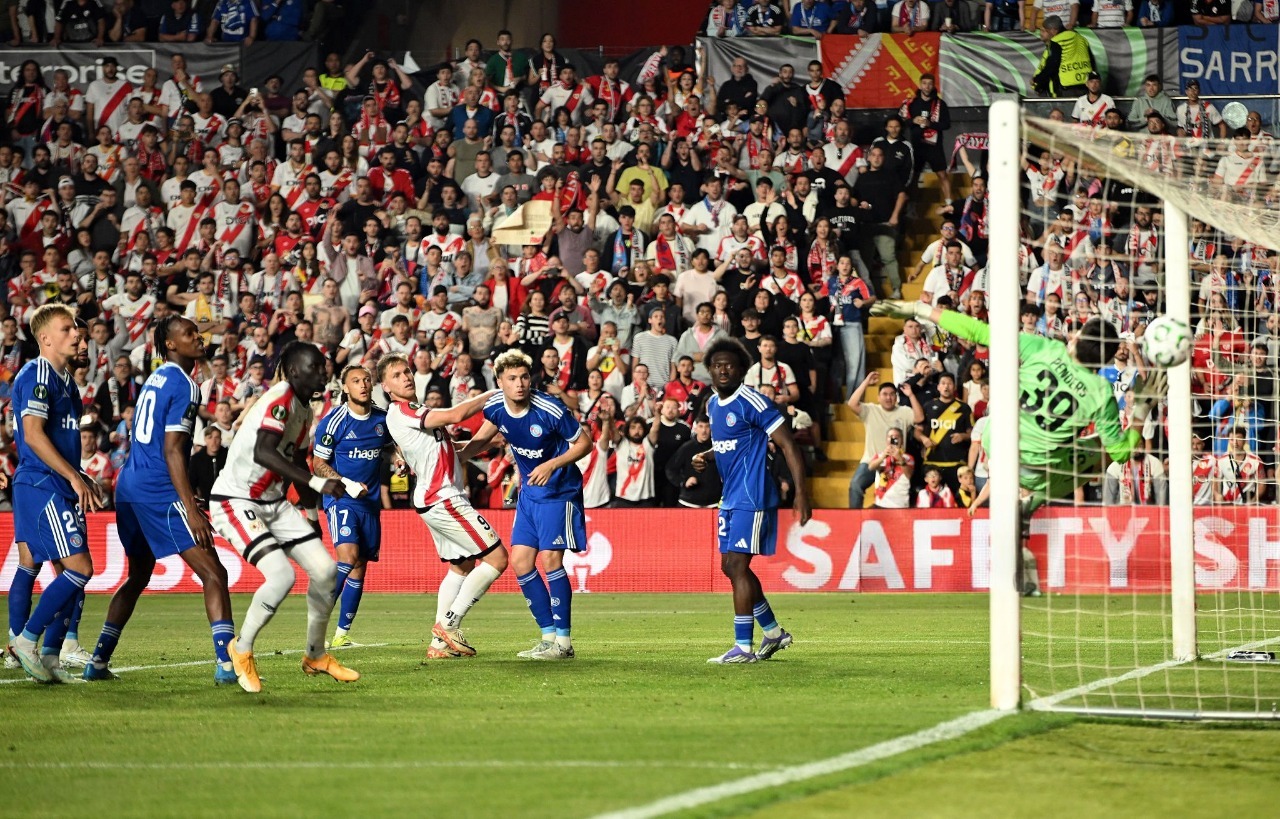 Alemão marcou o gol da vitória do Rayo sobre o Strasbourg, pelo jogo de ida da semifinal da Conference League. Foto: Denis Doyl/UEFA via Getty Images