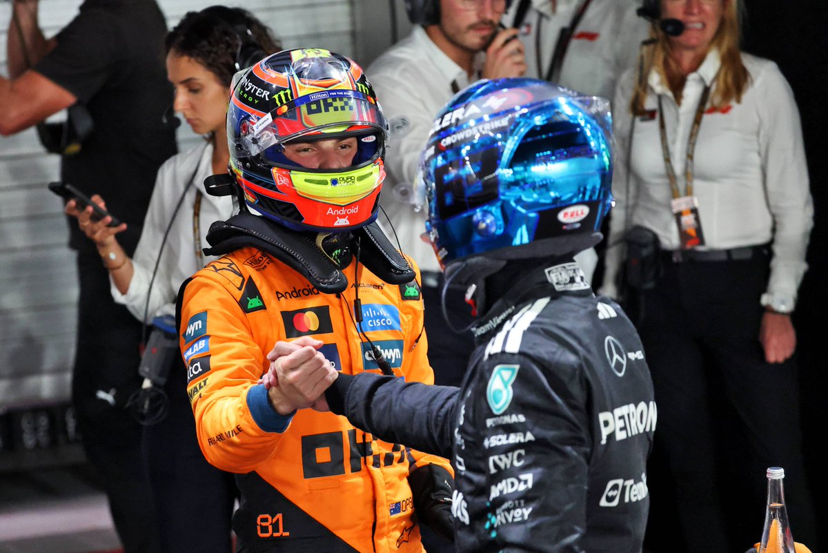 Piastri (McLaren) e Russell (Mercedes)