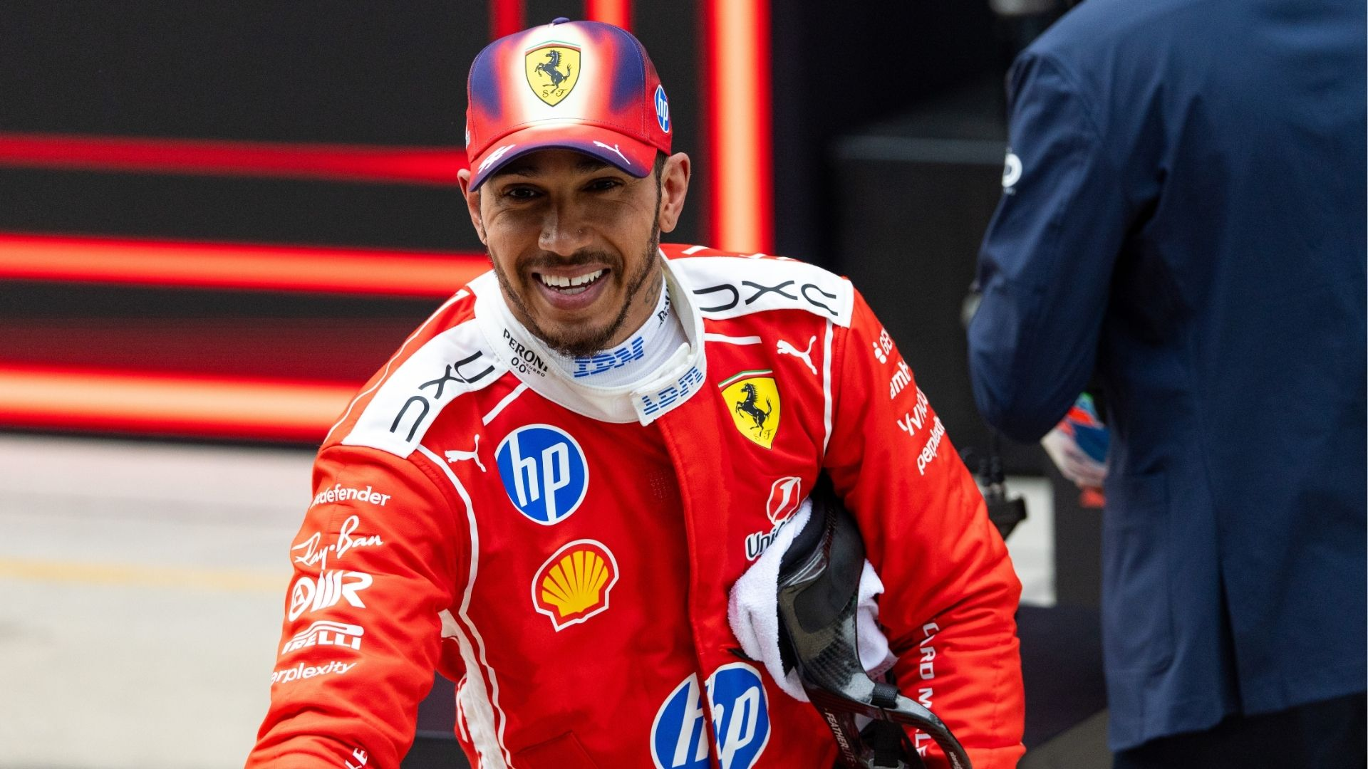 Lewis Hamilton ameaça subida de Oliver Bearman para a Ferrari