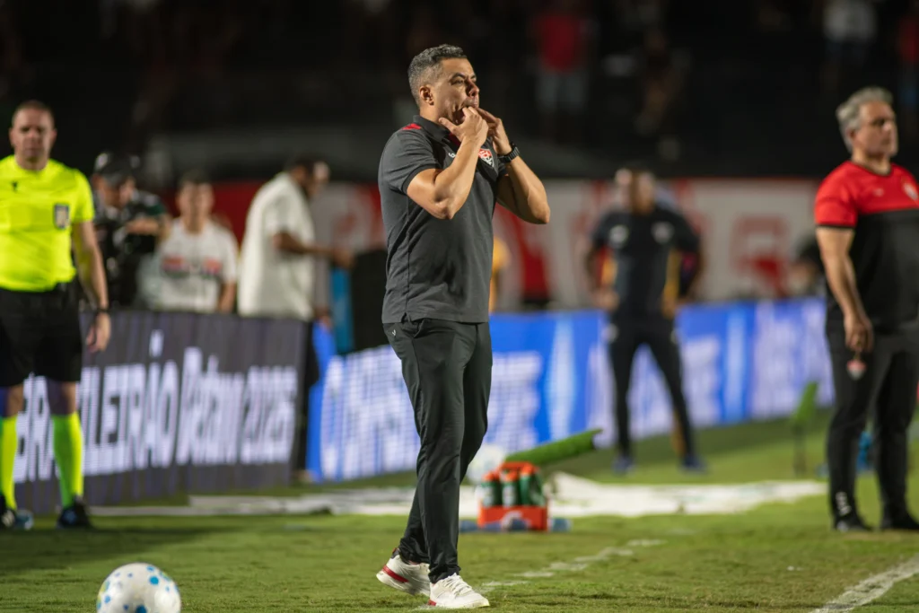 Jair Ventura tem o elenco do Vitória nas mãos 