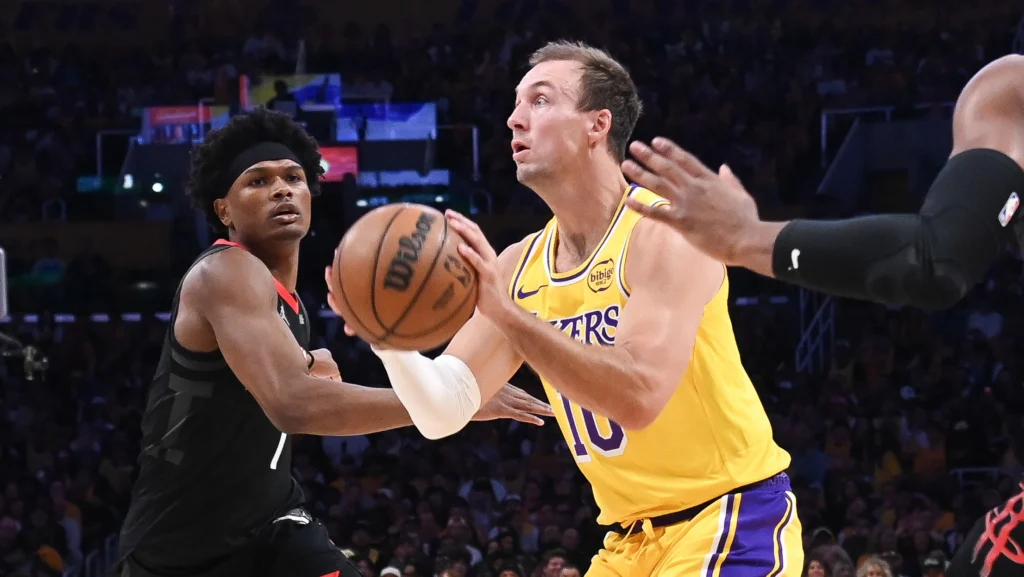Luke Kennard foi o cestinha da partida na vitória dos Lakers sobre os Rockets no Jogo 1 da série de playoffs